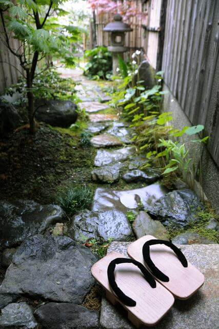 17 Calm and Peaceful Japanese Garden Ideas - 79