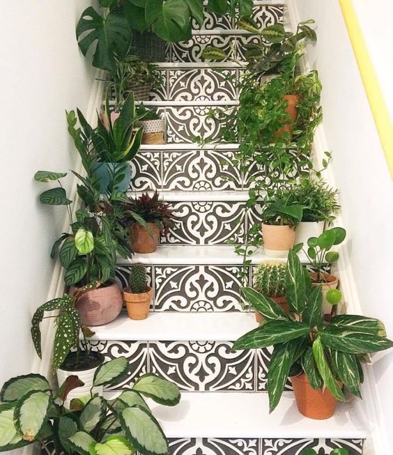 18 Inspiring Green Indoor Gardens On The Staircase - 125
