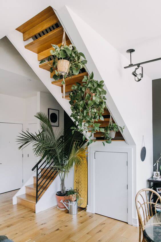 18 Inspiring Green Indoor Gardens On The Staircase - 135