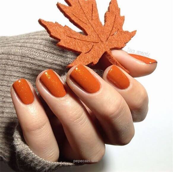 Try 5 Warm Nail Colors To Embrace The Fall - 213