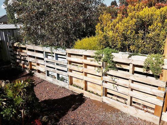 19 Impressive DIY Pallet Fence Ideas - 153