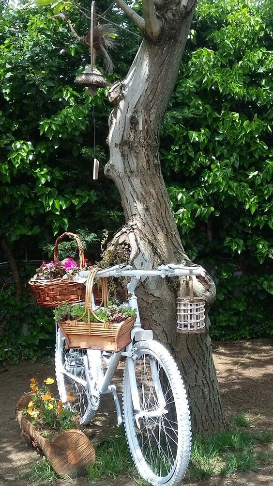 20 Cool Ideas To Decorate A Tree In The Garden - 161