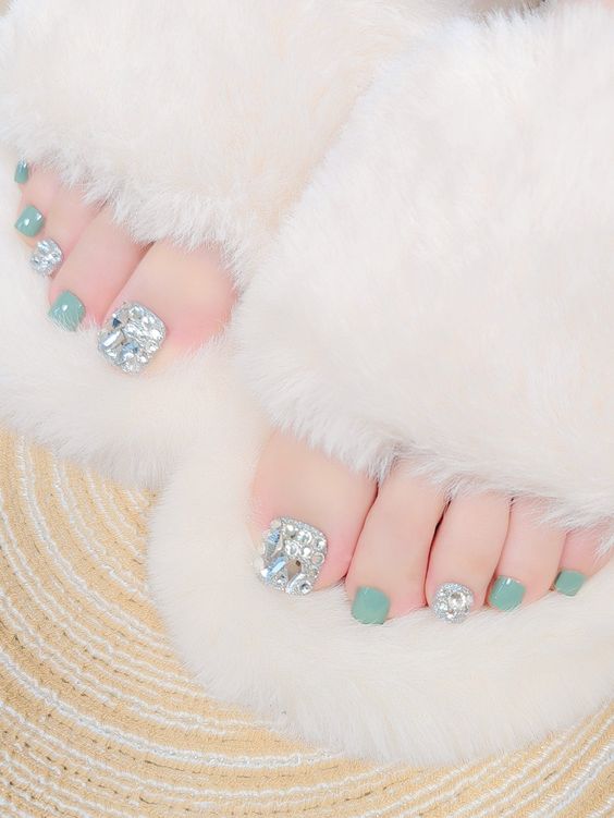 Fun Pedicure And 32 Toe Nail Designs That You Should Try At Home