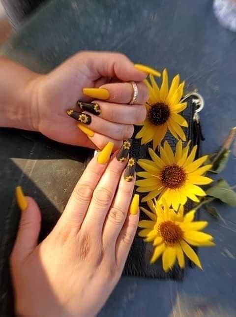Black Sunflower Nails