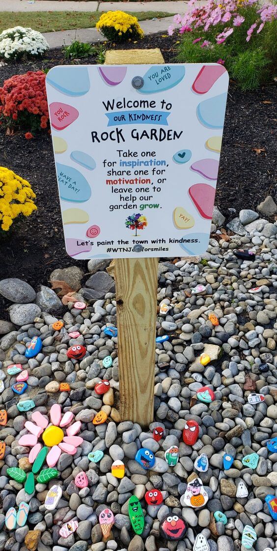 Easy and Fun Painted Pebble Garden Art Ideas - 127