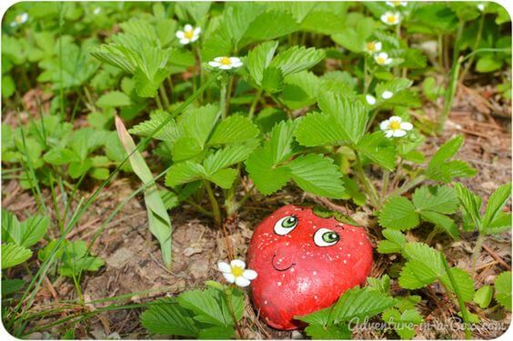 Easy and Fun Painted Pebble Garden Art Ideas - 131