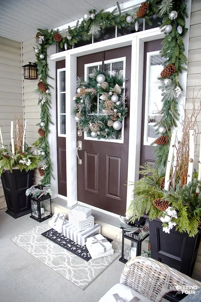 Embellish Your Front Porch With 43 Amazing Winter Décor Ideas - 281