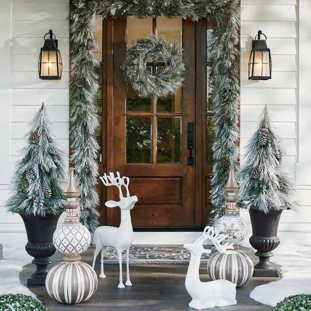 Embellish Your Front Porch With 43 Amazing Winter Décor Ideas - 289