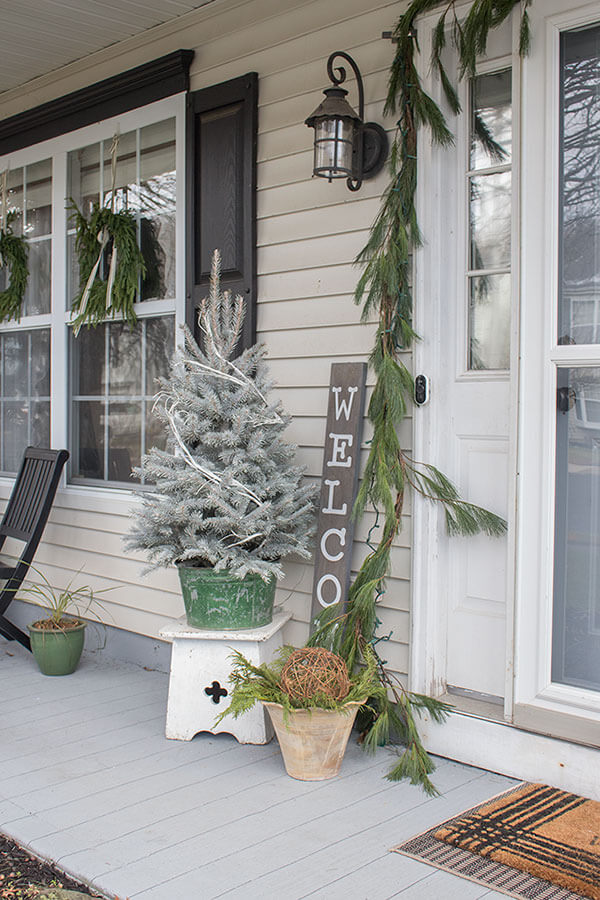 Embellish Your Front Porch With 43 Amazing Winter Décor Ideas - 293