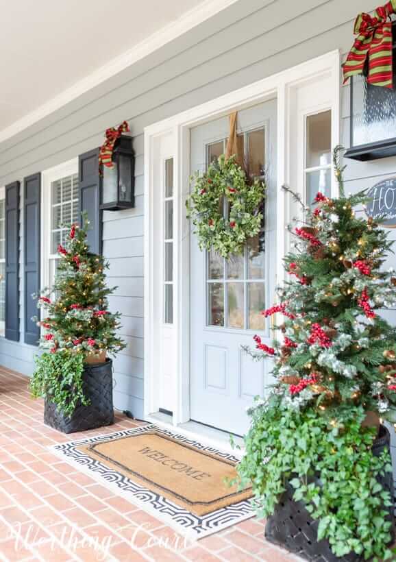 Embellish Your Front Porch With 43 Amazing Winter Décor Ideas - 295