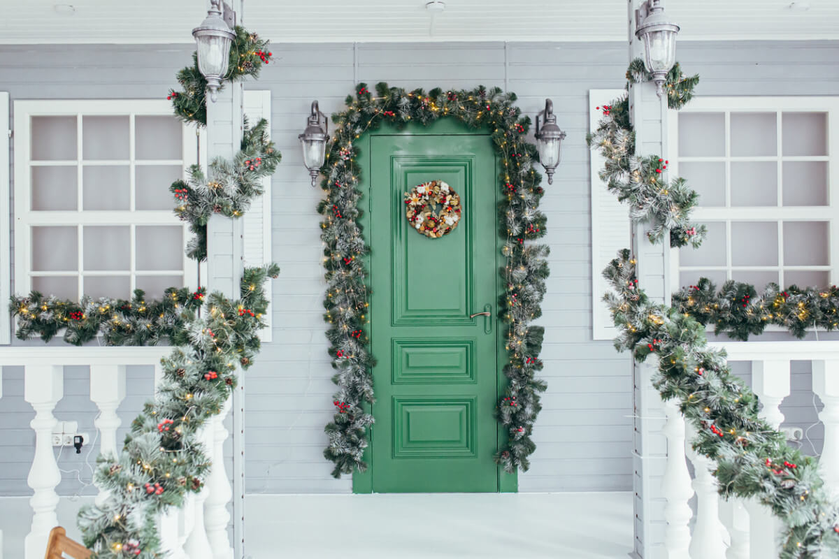 Embellish Your Front Porch With 43 Amazing Winter Décor Ideas - 265
