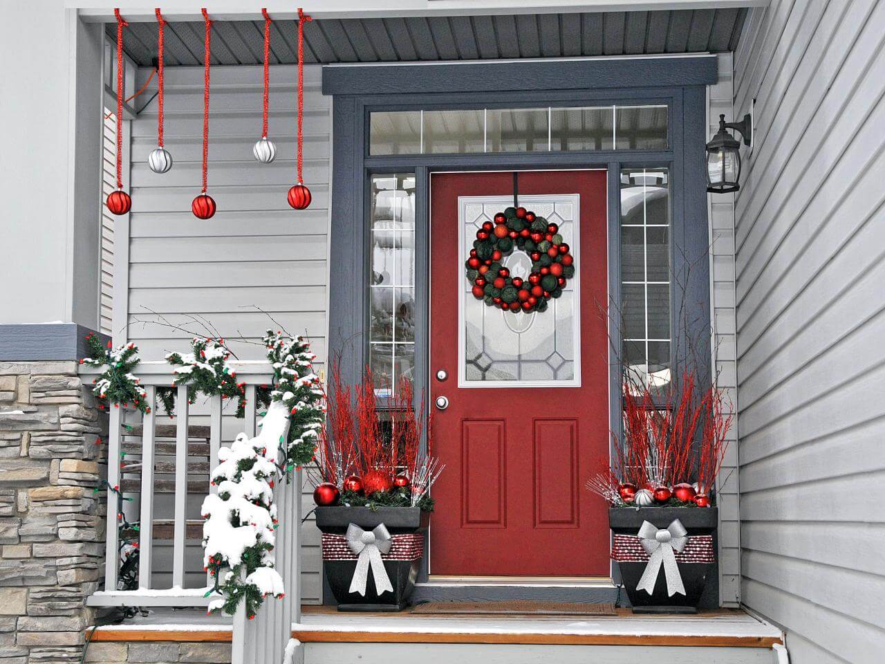 Embellish Your Front Porch With 43 Amazing Winter Décor Ideas - 307