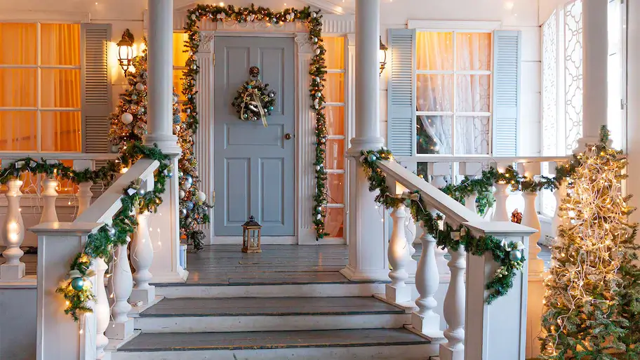 Embellish Your Front Porch With 43 Amazing Winter Décor Ideas - 313