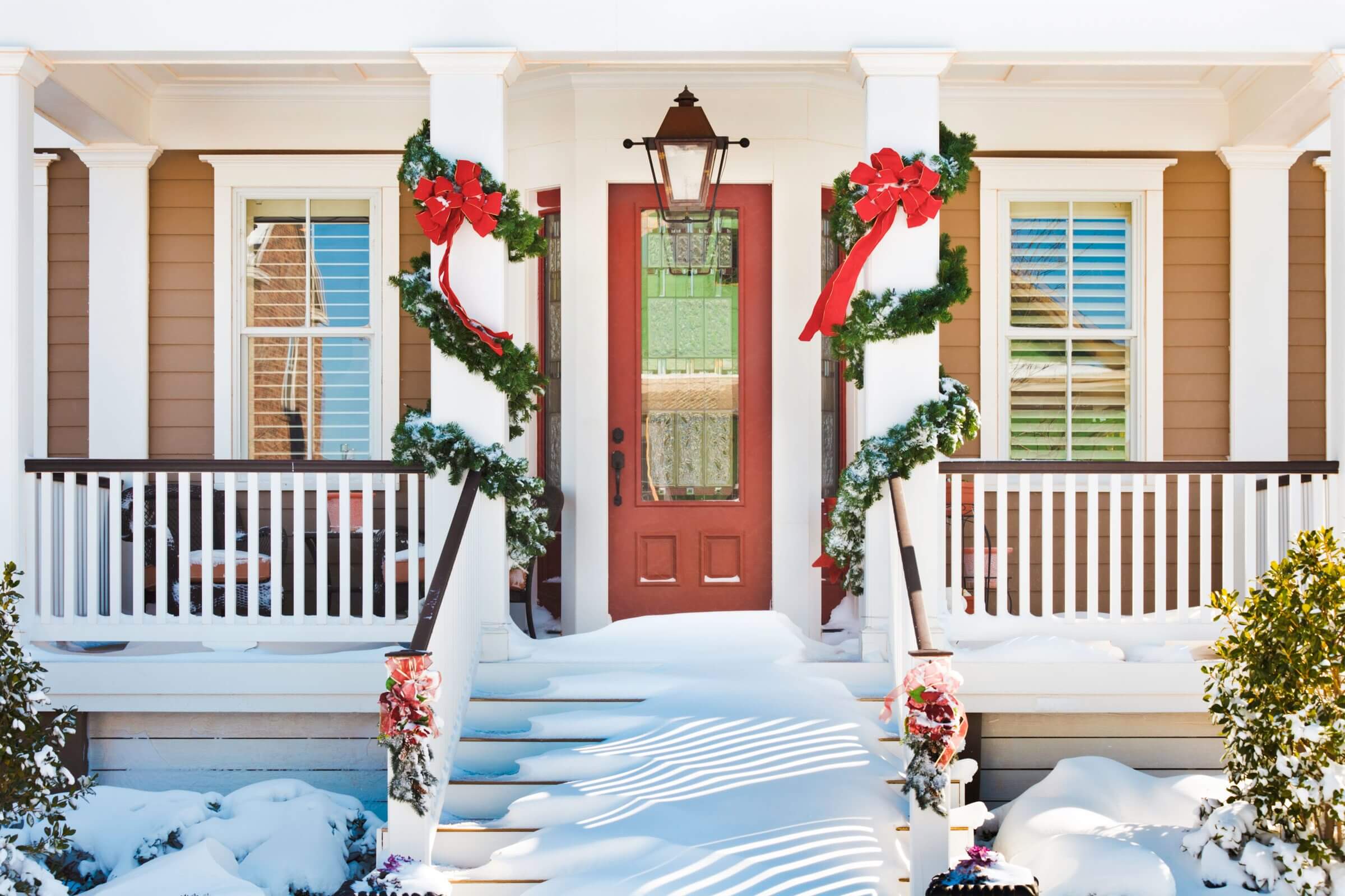 Embellish Your Front Porch With 43 Amazing Winter Décor Ideas - 319