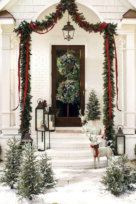 Embellish Your Front Porch With 43 Amazing Winter Décor Ideas - 321