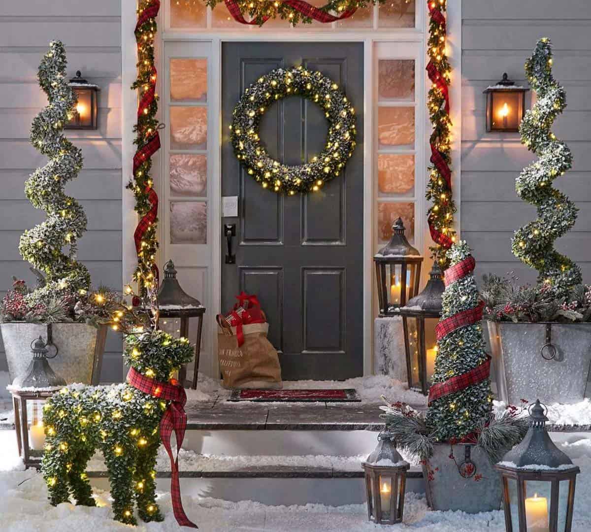 Embellish Your Front Porch With 43 Amazing Winter Décor Ideas - 325