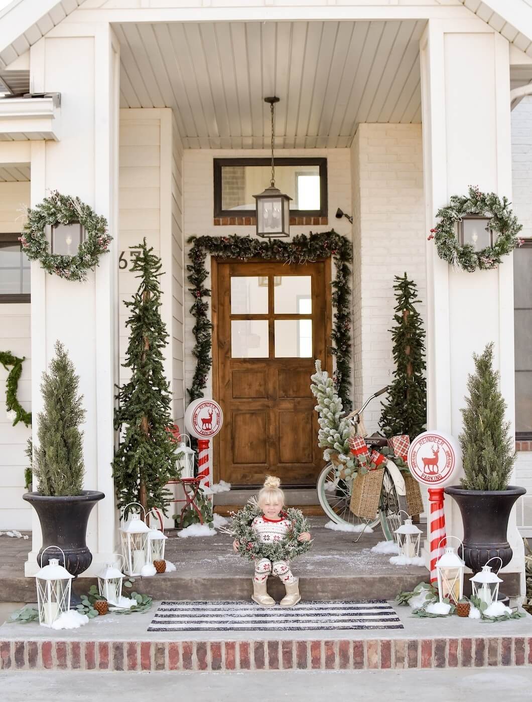 Embellish Your Front Porch With 43 Amazing Winter Décor Ideas - 327