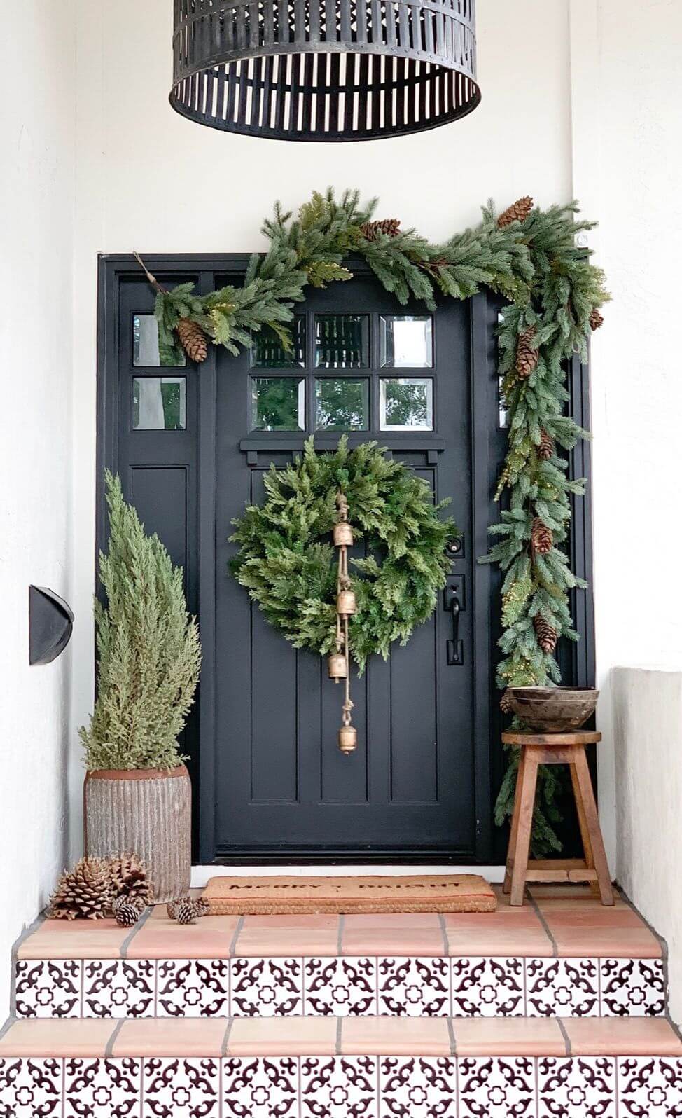Embellish Your Front Porch With 43 Amazing Winter Décor Ideas - 331