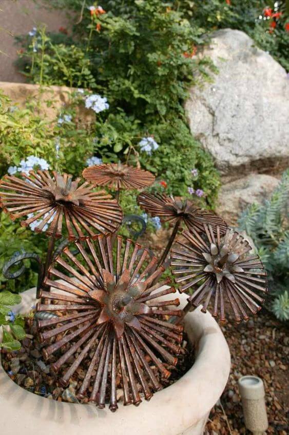 41 DIY Rusty Garden Junk Ideas