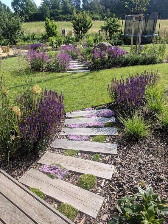 41 Stunning Yard Landscaping Ideas with Purple Plants - 287