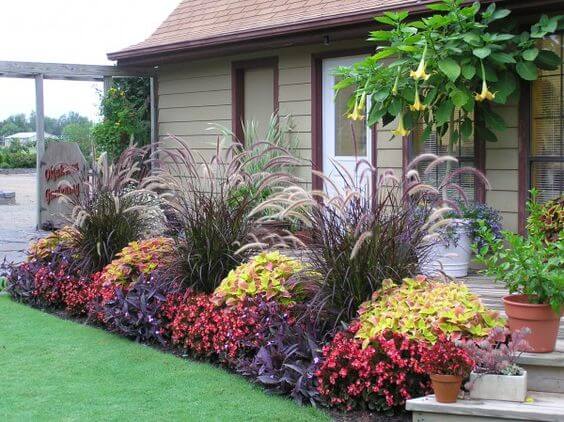 41 Stunning Yard Landscaping Ideas with Purple Plants - 323