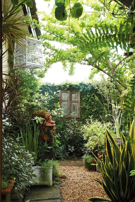 38 Stunning Ideas to Turn Your Boring Garden into a Cool Tropical Garden - 237