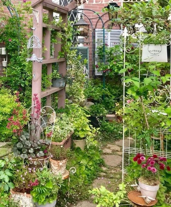 38 Stunning Ideas to Turn Your Boring Garden into a Cool Tropical Garden - 247