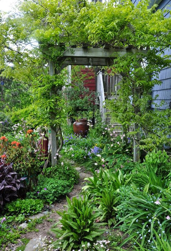 38 Stunning Ideas to Turn Your Boring Garden into a Cool Tropical Garden - 253
