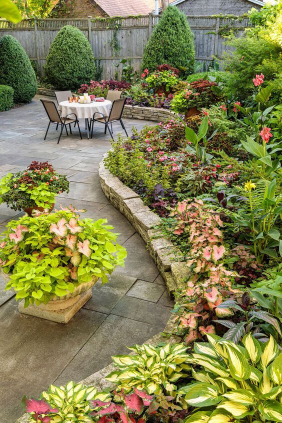 38 Stunning Ideas to Turn Your Boring Garden into a Cool Tropical Garden - 273