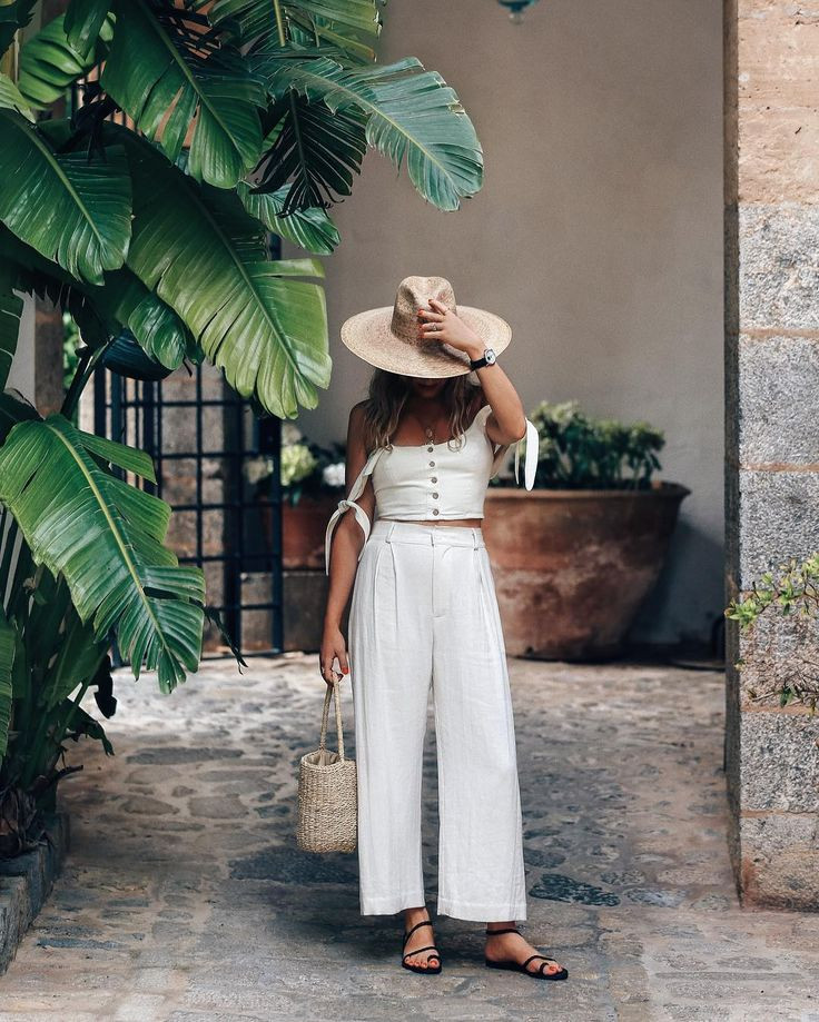 25+ Chic Travel Outfits To Look Like A Runway Model On Your Vacation
