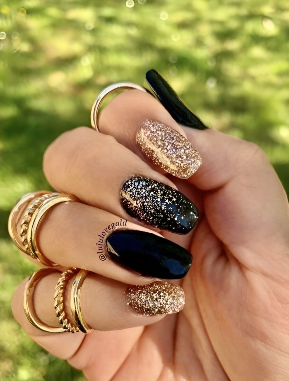 30 Mysterious And Dramatic Black Glitter Nail Designs That Are Top Glam - 211