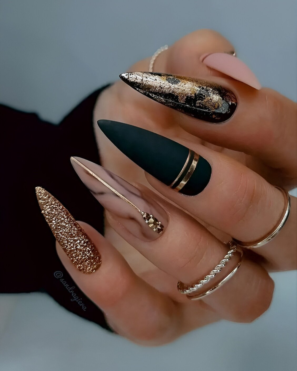 30 Mysterious And Dramatic Black Glitter Nail Designs That Are Top Glam - 221