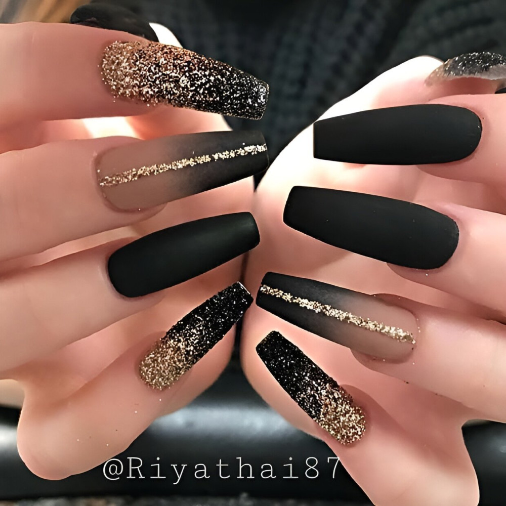 30 Mysterious And Dramatic Black Glitter Nail Designs That Are Top Glam - 201