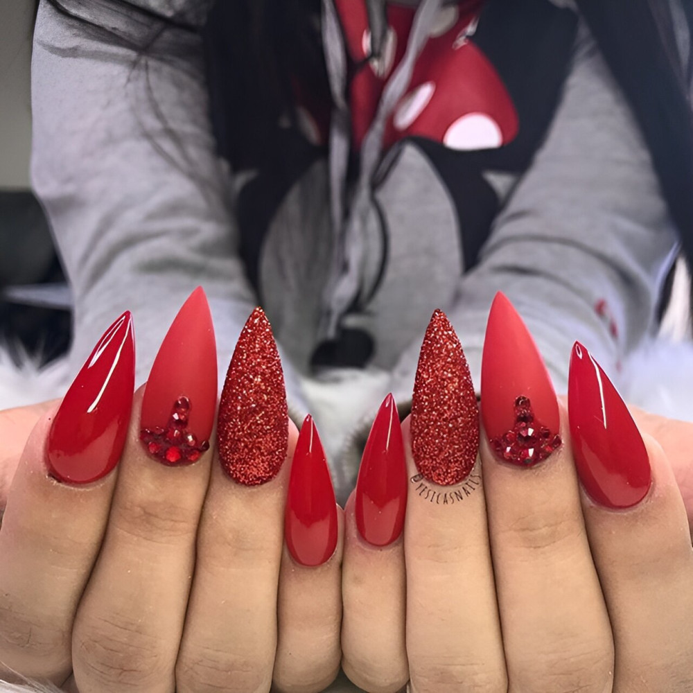 30 ideas inolvidables de manicura roja para arrasar con tu 2023 - 225