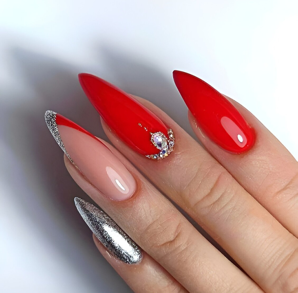 30 ideas inolvidables de manicura roja para arrasar con tu 2023 - 227