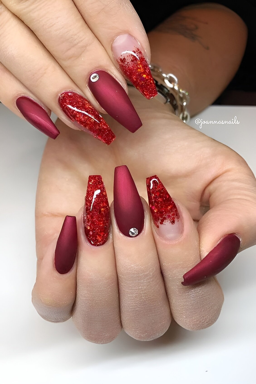 30 ideas inolvidables de manicura roja para arrasar con tu 2023 - 229