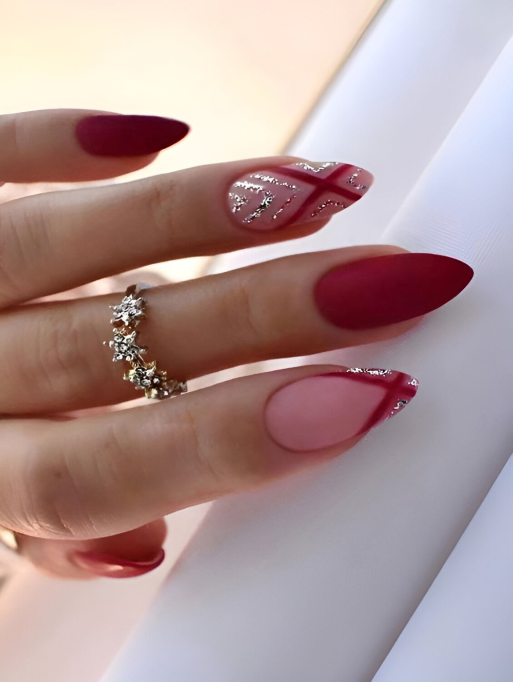 30 ideas inolvidables de manicura roja para arrasar con tu 2023 - 231