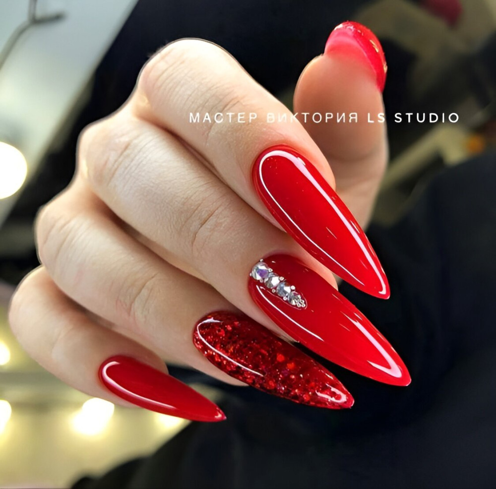 30 ideas inolvidables de manicura roja para arrasar con tu 2023 - 239