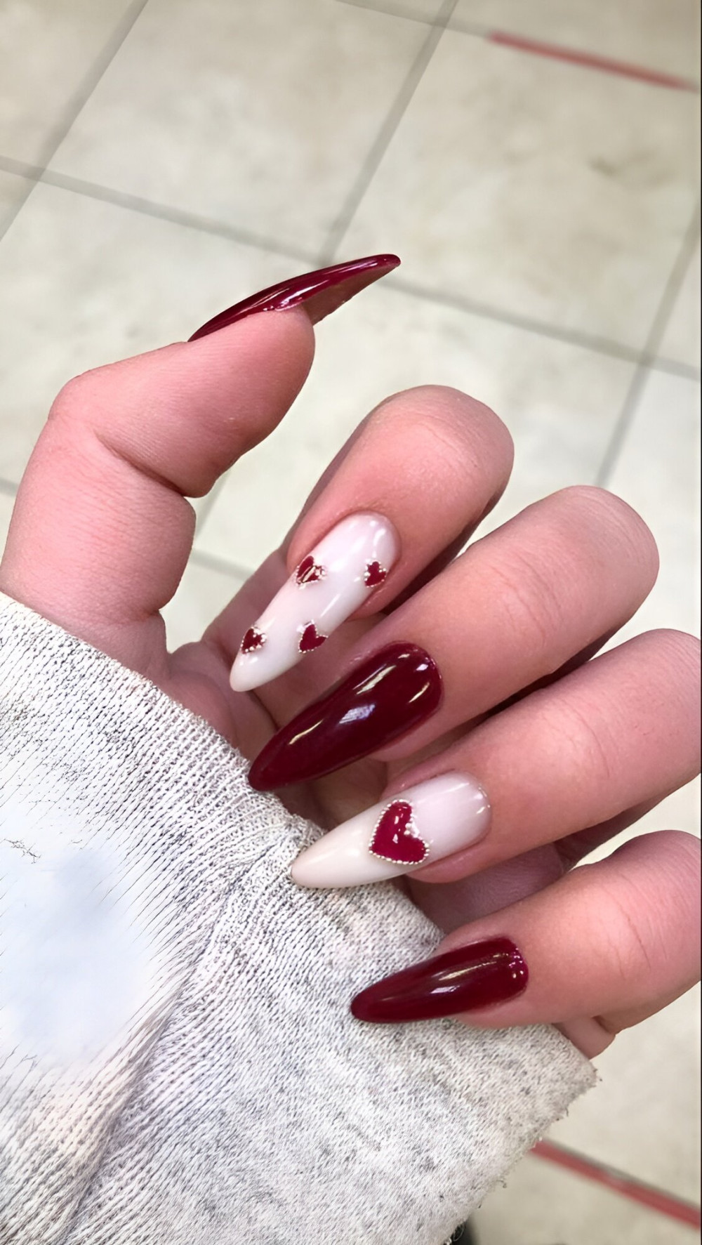 30 ideas inolvidables de manicura roja para arrasar en 2023 - 197