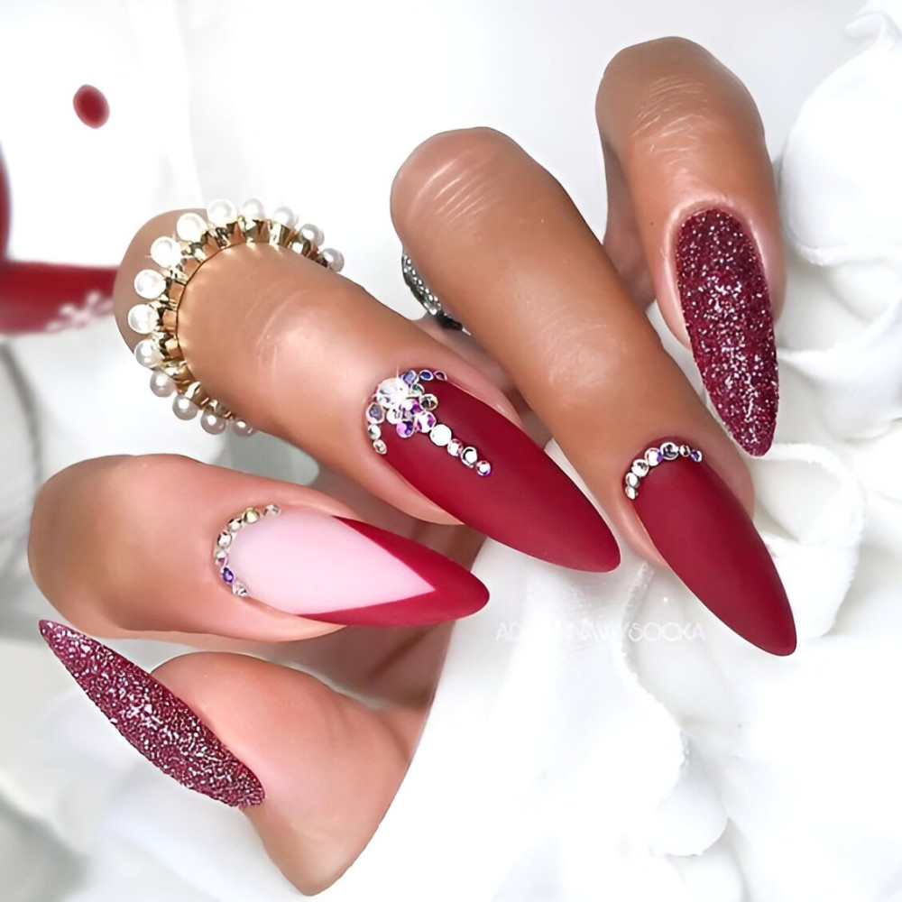 30 ideas inolvidables de manicura roja para arrasar con tu 2023 - 205