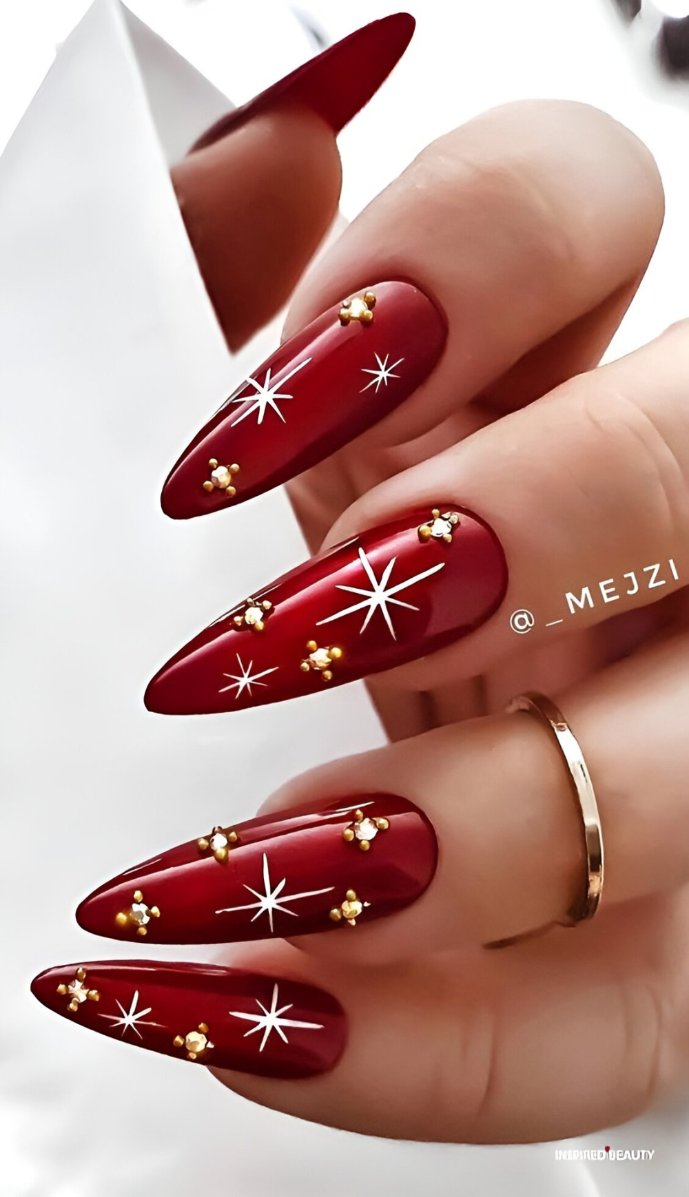 30 ideas inolvidables de manicura roja para arrasar con tu 2023 - 207