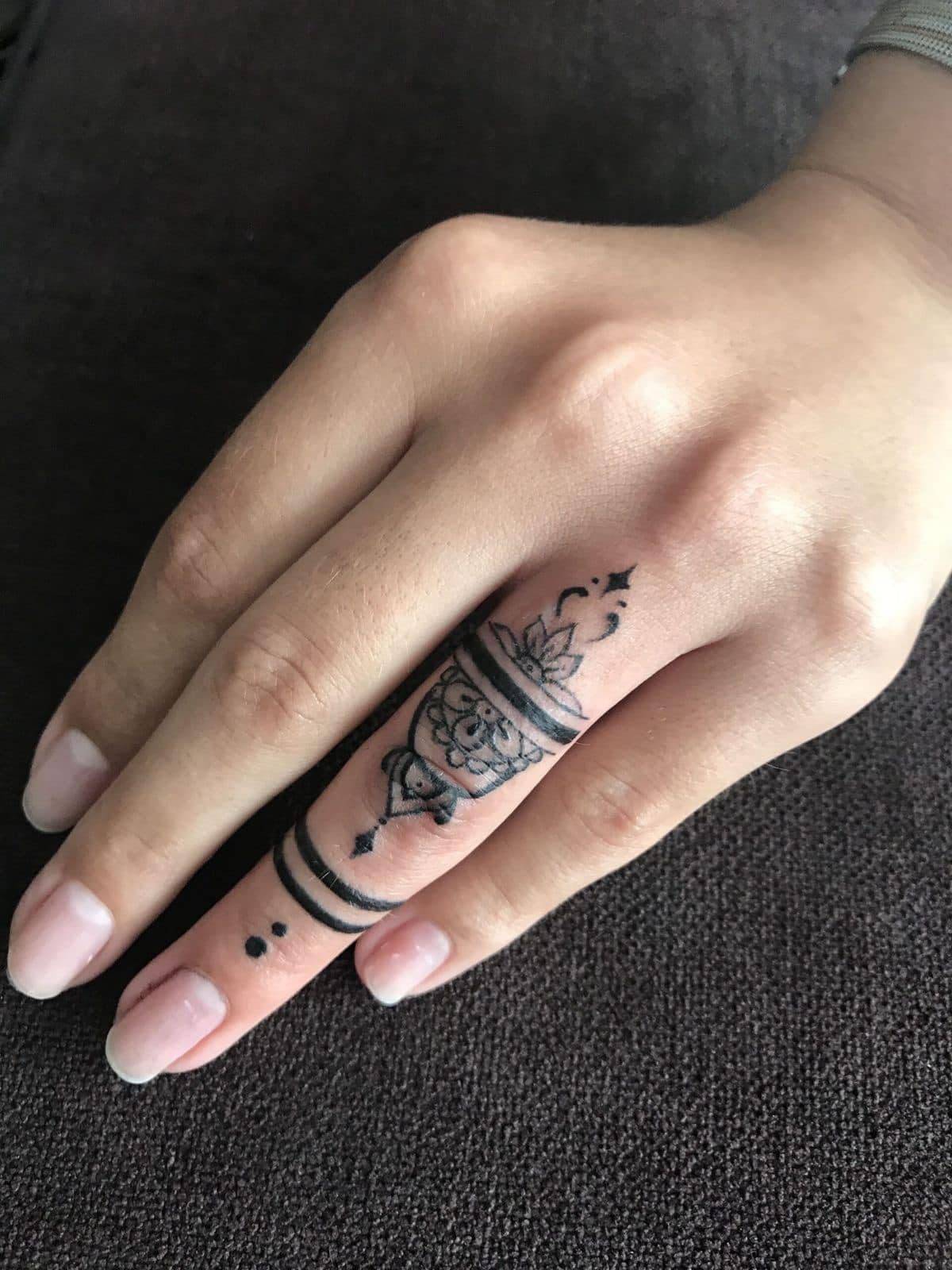 25 Dainty Finger Tattoos To Bring Out Your Beauty