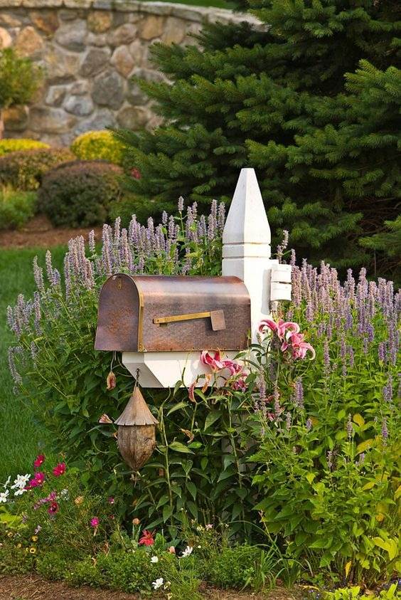 30 Mailbox Landscaping Ideas To Transform Your Home's Exterior - 193