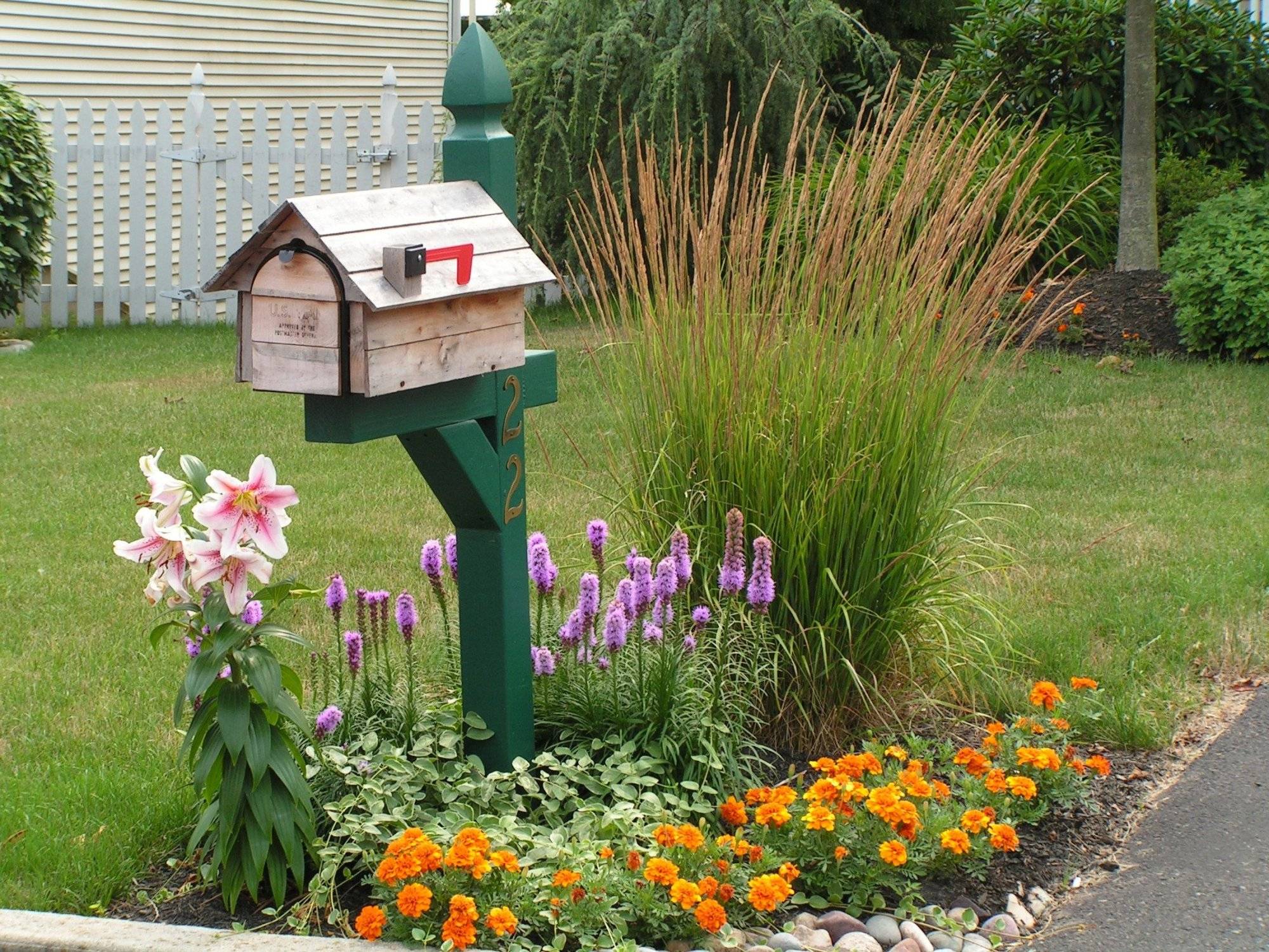 30 Mailbox Landscaping Ideas To Transform Your Home's Exterior - 213