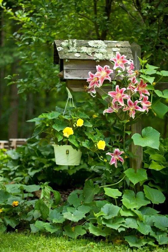 30 Mailbox Landscaping Ideas To Transform Your Home's Exterior - 225