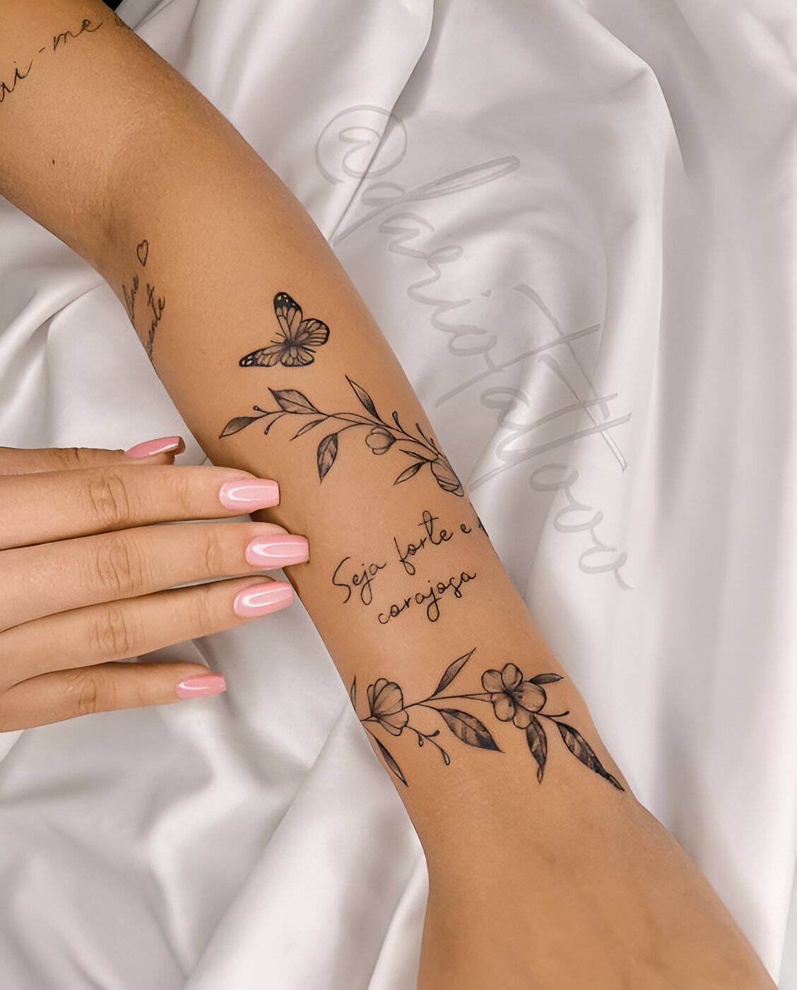 27 Stunning Forearm Tattoos To Vamp Up Your Femininity 17