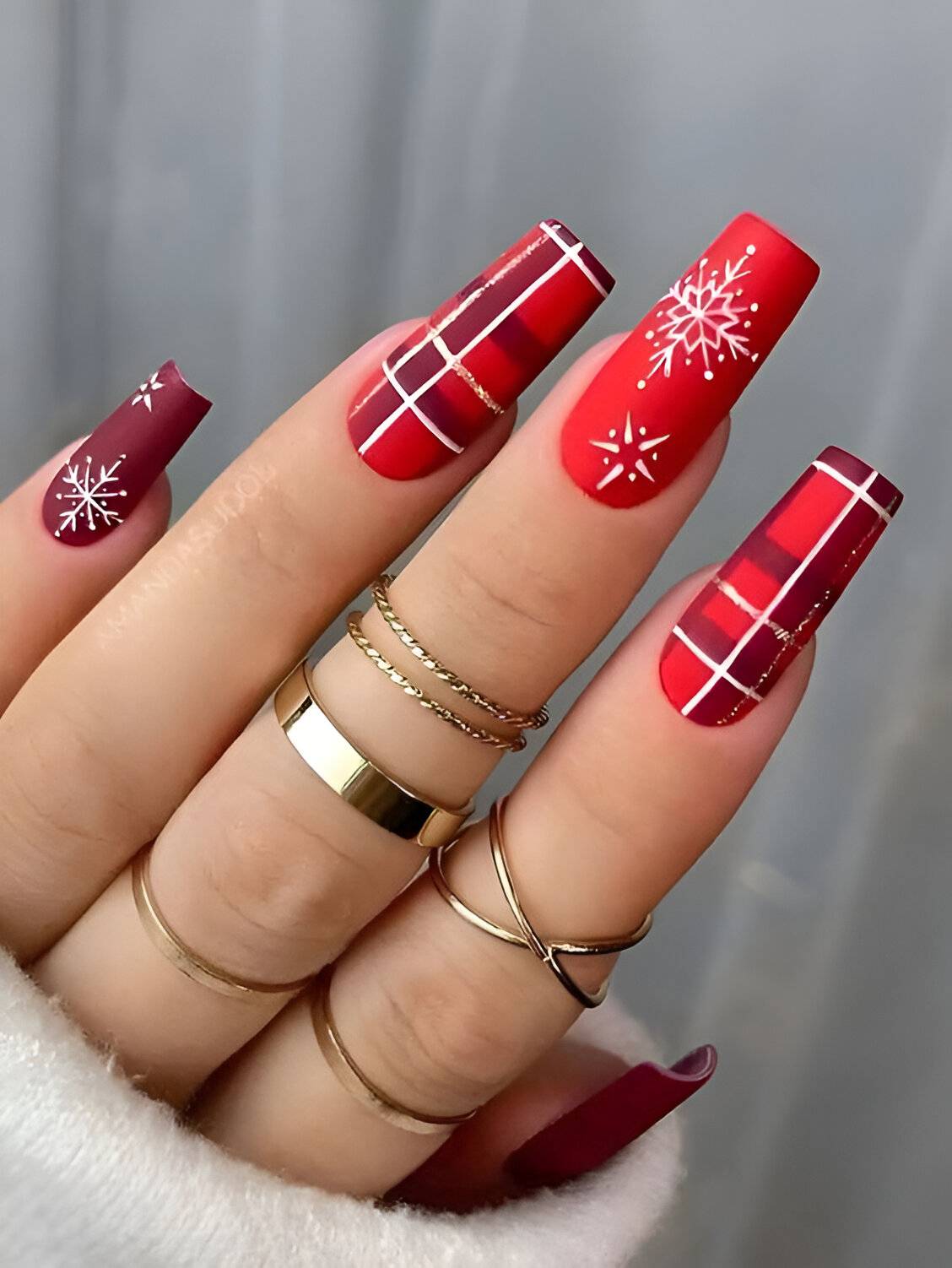 30 Drool-Worthy Red Christmas Nails To Celebrate The Holiday Season 27