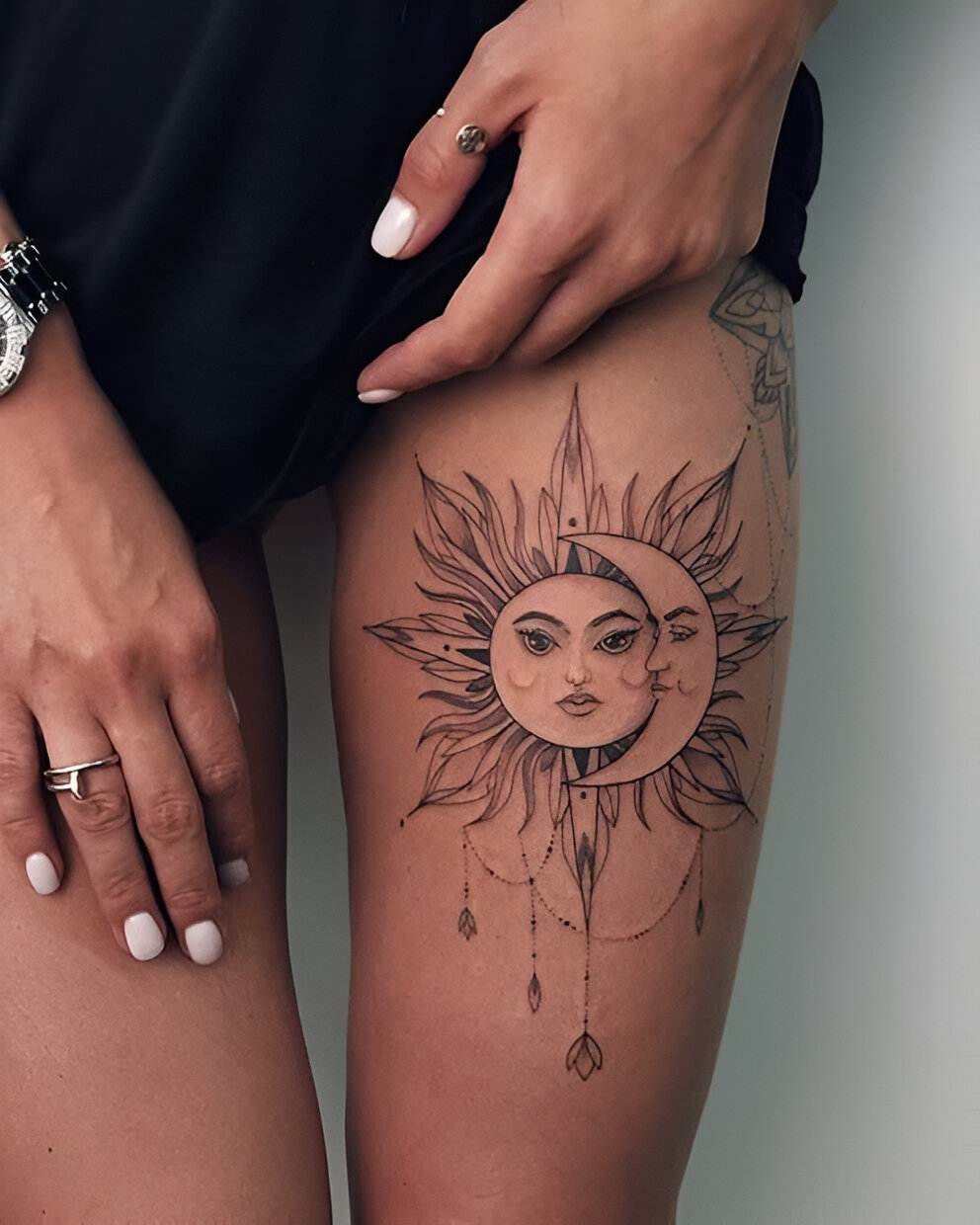 30 Elegant Thigh Tattoos To Level Up Your Sexiness And Charm 25