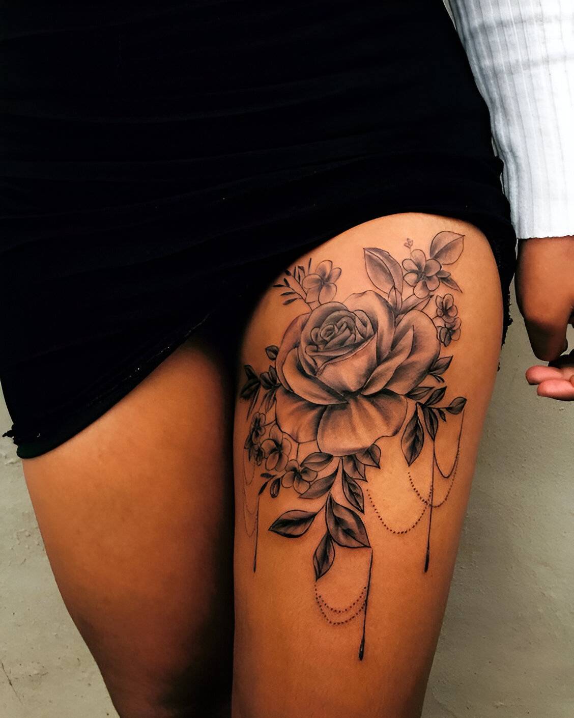 30 Elegant Thigh Tattoos To Level Up Your Sexiness And Charm 27