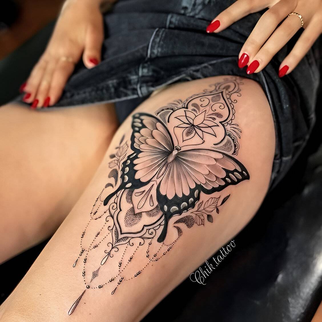 30 Elegant Thigh Tattoos To Level Up Your Sexiness And Charm 28